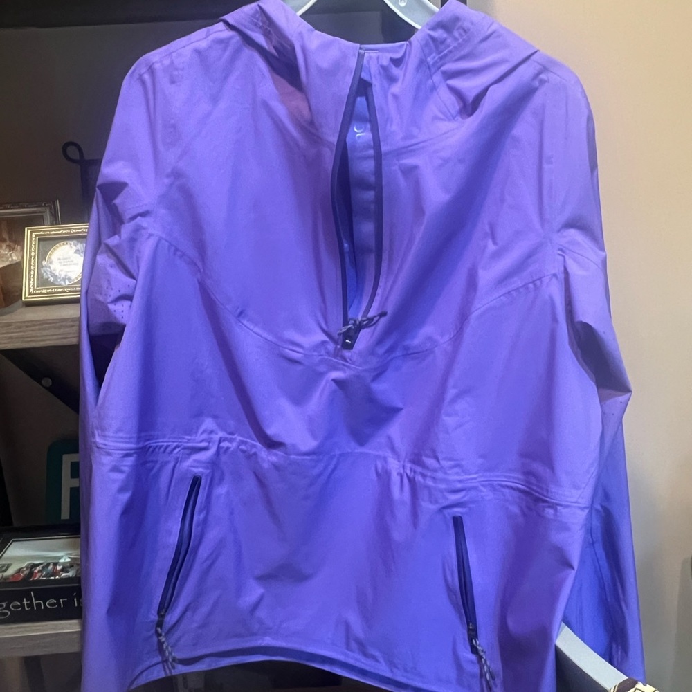 Lululemon Windbreaker in EUC